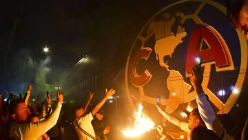 Aficionados de Am&eacute;rica reciben al equipo con enorme pasillo