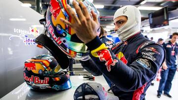 Carlos Sainz en el box de Toro Rosso durante el GP de Australia.