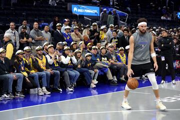 Klay Thompson #31 of the Dallas Mavericks warms up before their game against the Golden State Warriors at Chase Center on November 12, 2024 in San Francisco, California.