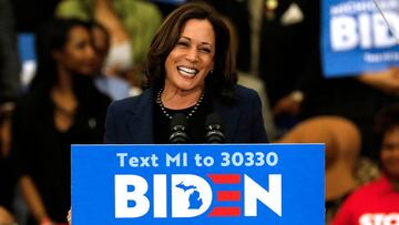 (ARCHIVOS) En esta foto de archivo, la senadora de California, Kamala Harris, respalda al candidato presidencial dem&oacute;crata y exvicepresidente, Joe Biden, mientras habla con sus simpatizantes durante un mitin de campa&ntilde;a en Renaissance High School en Detroit, Michigan, el 9 de marzo de 2020.