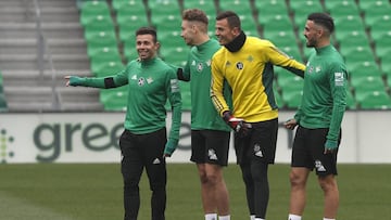 Rubén, junto a varios canteranos del Betis.