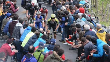 Imagen del público animando a los corredores en la subida a Arrate en la Vuelta al País Vasco de 2018.