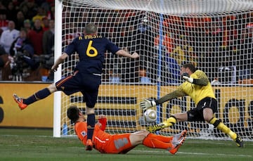 Andrés Iniesta marca el definitivo 0-1 para España.