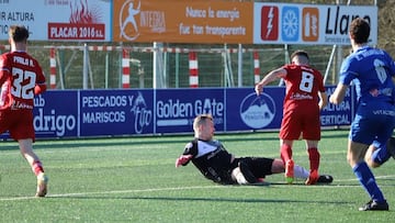 Jugada de la expulsión del portero local Björn en el CD Covadonga-UD Llanera (2-1), disputado en el Álvarez Rabanal de Oviedo.