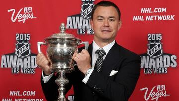 Jiri Hudler posa con el Trofeo Lady Byng que le entregó la NHL en 2015 en reconocimiento a su deportividad y caballerosidad en el juego.
