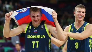 TUR57 - ESTAMBUL (TURQU&Iacute;A), 14/9/2017.- Luka Doncic (i) de Eslovenia celebra tras ganar el juego ante Espa&ntilde;a hoy, jueves 14 de septiembre de 2017, durante su juego de la semi final de Eurobasket 2017, en Estambul (Turqu&iacute;a). EFE/TOLGA BOZOGLU