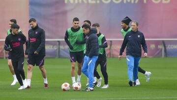 Xavi dirige el &uacute;ltimo entrenamiento antes del partido bajo una fina lluvia.