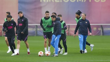 Xavi dirige el &uacute;ltimo entrenamiento antes del partido bajo una fina lluvia.