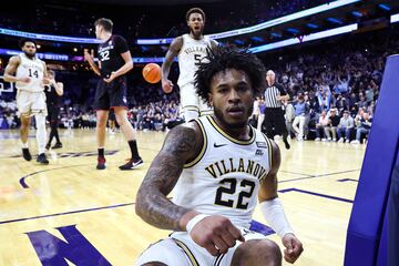 Cam Whitmore (Villanova) celebra una canasta ante los Connecticut Huskies.