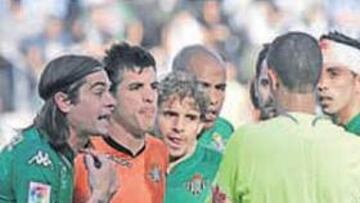 <b>INDIGNADOS. </b>Los jugadores béticos se quedaron perplejos tras el penalti señalado por Pérez Lima.