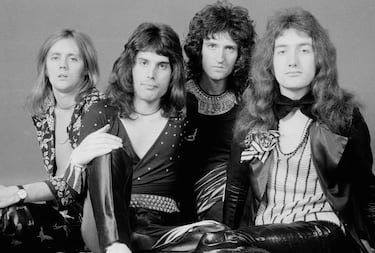 La banda británica, de izquierda a derecha Roger Taylor, Freddie Mercury, Brian May y John Deacon. La banda se formó en 1970 y un año después llegaría el último miembro, el bajista John Deacon. En 1973 lanzaron su primer álbum, título homónimo a la banda "Queen".  Queen ha tenido una presencia global en la cultura popular durante más de cinco décadas. Las estimaciones de sus ventas de discos oscilan entre 250 y 300 millones, lo que los convierten en unos de los artistas musicales con más ventas del mundo. 