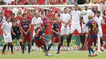 Neymar lanza una falta al poste de la portería del Sevilla.