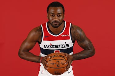 El último peor contrato firmado hasta el momento. En el momento de estampar la firma en el papel, en 2018, Wall era la estrella de los Wizards y all star durante cinco temporadas consecutivas. En el momento de entrar en vigor, en el verano de 2019, el base se había roto el tendón de Aquiles y se iba a pasar el primero de los cuatro años sin disputar un sólo minuto. La cuenta, 38 millones por no hacer nada. Los Wizards le traspasaron a Houston a cambio de Russell Westbrook (quien tiene otro contrato que se ha transformado cuando menos en discutible) y en los Rockets jugó 40 partidos la temporada pasada, sin parecerse lo más mínimo al jugador de su buena época en Washington, para volver a pasar en blanco este último curso, a razón de 44 millones. Hace menos de un mes se acogió a la player option que tenía firmada para cumplir los cuatro años, el último será por 47 millones. Falta por ver si se los paga Houston, si consiguen colocar el contrato en otro lugar o llegar a un acuerdo económico con el jugador para que perdone parte de su salario y quede libre. Un negocio desastroso.