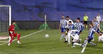 1-2. Casemiro marc¨® el primer gol tras un remate de Vinicius y posterior despeje de Pacheco.