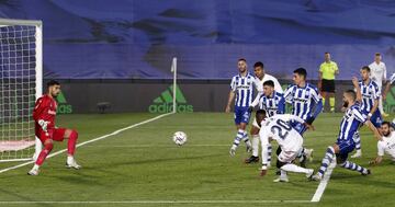 1-2. Casemiro marcó el primer gol tras un remate de Vinicius y posterior despeje de Pacheco.