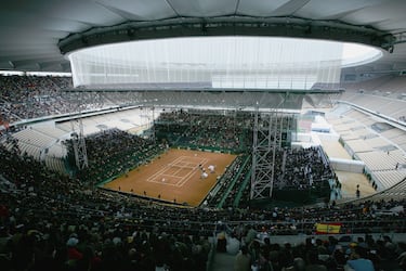 La final de la Copa Davis 2004 se jugó en Sevilla, en el Estadio Olímpico de la Cartuja. Fue la segunda vez en que España logró ganar el torneo en su historia. El partido de la imagen fue entre el español Carlos Moyá y el estadounidense Mardy Fish.