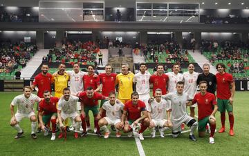 Los jugadores de las selecciones de España y Portugal posando juntos.