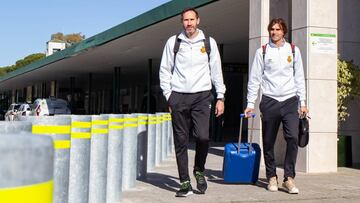 Vicente Moreno, entrenador del Mallorca, acompañado por su ayudante, Dani Pendín, tras aterrizar ayer en Jerez.