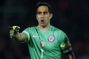 Claudio Bravo suma 104 partidos con Chile. Fue el primer chileno en llegar al Club de los 100.