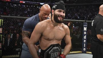 Jorge Masvidal recibiendo el cinturón BMF.