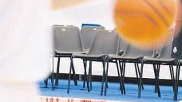 <b>PENSATIVO. </b>Bozidar Maljkovic dirigió el entrenamiento de ayer consciente de que una derrota hoy dejaría al Real Madrid con un 2-0 en contra al borde del abismo.