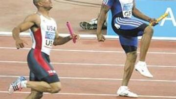 <b>¿BURLA? </b>El británico Mark Francis-Lewis parece mofarse del estadounidense Maurice Greene tras llevar a su equipo a la victoria en la prueba de relevos. Mo Greene, que suele sacar la lengua cuando gana, no tuvo oportunidad de enseñarla en los Juegos de Atenas.
