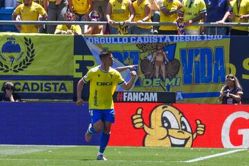 
 El suyo fue un gol de fe. Llegó desde el punto de penalti, como no podía ser de otra manera, pero no le temblaron las piernas para batir, por potencia, con un fuerte disparo a la izquierda de la portería de David Soria. Ese tanto y los tres puntos hacen que el Cádiz se aferre a ese halo de vida.
