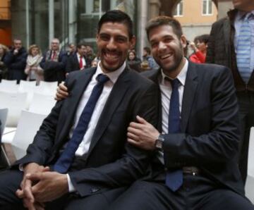 El nuevo Campeón visitó el Ayuntamiento y la sede de la Comunidad de Madrid para ofrecer la Copa del Rey a todos los aficionados. Gustavo Ayón junto a Felipe Reyes. 