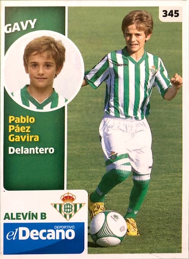 Se inició en La Liara Balompié, un club de su localidad natal y  posteriormente en la cantera del Betis hasta que en la temporada 14/15 en la categoría de alevín comenzó a destacar y con 11 años fichó por el Barcelona. El 29 de agosto de 2021 debutó en Primera División con el equipo azulgrana.
