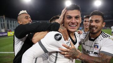 Futbol, Colo Colo vs Cerro Porteño.
Fase de grupos, Copa Libertadores 2024.
El jugador de Colo Colo Lucas Cepeda, derecha, celebra su gol contra Cerro Porteño durante el partido de copa libertadores por el grupo A disputado en el estadio Monumental en Santiago, Chile.
03/04/2024
Pepe Alvujar/Photosport

Football, Colo Colo vs Cerro Porteño.
Group stage, Copa Libertadores 2024.
Colo Colo's player Lucas Cepeda, right, celebrates his goal against Cerro Porteño during the copa libertadores match for group A at the Monumental stadium in Santiago, Chile.
03/04/2024
Pepe Alvujar/Photosport
