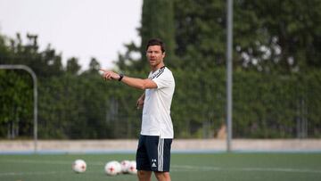 Xabi Alonso, dirigiendo al Infantil A del Real Madrid.