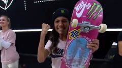 La skater Rayssa Leal muestra su tabla de skate y levanta el pu&ntilde;o celebrando la puntuaci&oacute;n obtenida en la Street League Skateboarding de Jacksonville, Florida, el 17 de julio del 2022. 