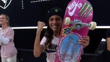 La skater Rayssa Leal muestra su tabla de skate y levanta el puño celebrando la puntuación obtenida en la Street League Skateboarding de Jacksonville, Florida, el 17 de julio del 2022.