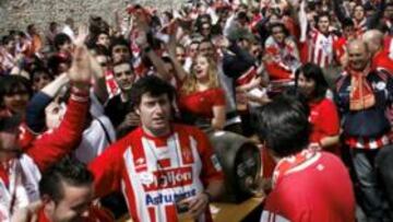 <b>FIESTA ROJIBLANCA. </b>Multitud de seguidores sportinguistas acompañarán a su equipo para que no se sienta solo en La Romareda.