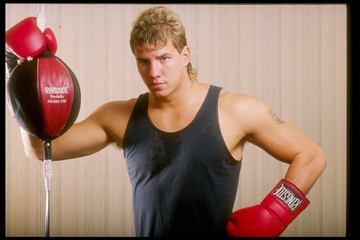 La trayectoria de Tommy Morrison, un púgil de los pesos pesados con mucha fama en los 90 que llegó a ser campeón de la OMB, siempre quedó relacionada con el virus VIH, aunque su historia es una de las más rocambolescas. En 1996 fue detectado con la enfermedad, lo que le obligó a dejar su carrera, aunque diez años más tarde él mismo declaró que nunca había tenido la enfermedad. Falleció en 2013 a los 44 años sin que aquella cuestión se terminara de aclarar totalmente. 