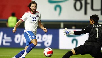DAEJEON (COREA DEL SUR), 06/06/2022.- El futbolista chileno Ben Brereton (i) se acerca a la portería del surcoreano Kim Seunggyu (d) durante el partido amistoso de fútbol disputado en el Estadio de la Copa del Mundo de Daejeon, Corea del Sur, este lunes. EFE/ Jeon Heon-kyun