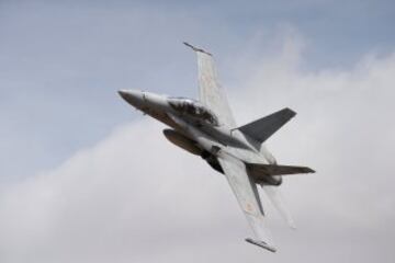 El piloto de Suzuki Maverick Viñales posa con su moto y con el capitán del Ejército del Aire Javier Barcala, que ha pilotado el avión de combate F-18 de la Base Aérea de Zaragoza, con el que ha pasado del asfalto del circuito de MotorLand, donde competirá el próximo domingo en MotoGP, al cielo de Aragón. Viñales, cuyo nombre, Maverick, se debe al fervor que sentía su padre, Ángel, por el protagonista de la película "Top Gun" que protagonizaba Tom Cruise, y en el que interpretaba el papel de un piloto de combate, ha logrado hoy hacer realidad otra de sus pasiones al subirse a un caza del ejército español.