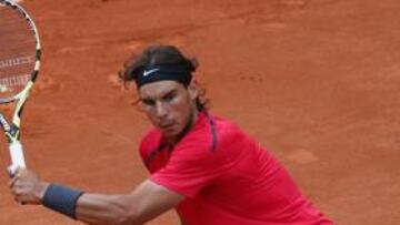 <b>DESDE EL SUELO. </b>Rafa Nadal llegó a restar una bola sentado en la tierra, para desesperación de David Ferrer. El juego de fondo del número dos desarboló al de Jávea.