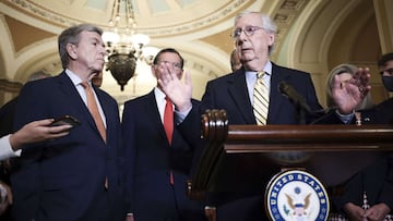 WASHINGTON, DC - 21 DE SEPTIEMBRE: El l&iacute;der de la minor&iacute;a del Senado, Mitch McConnell (D-KY), se dirige a los reporteros luego de una reuni&oacute;n semanal de pol&iacute;tica republicana en el Capitolio de los Estados Unidos el 21 de septiembre de 2021 en Washington, DC. 