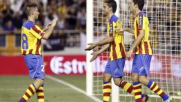 El delantero portugu&eacute;s del Valencia H&eacute;lder Postiga (c) es felicitado por sus compa&ntilde;eros tras marcar el segundo gol ante Olympiacos