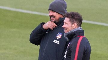 Simeone y Burgos conversan durante un entrenamiento del Atl&eacute;tico.