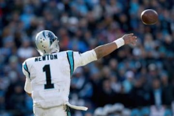 Cam Newton,quarterback de Panthers, terminó el partido con una discreta actuación 16/22 en pases, 161 yardas y 1 TDs. Además en esta ocasión sólo pudo correr 3 yardas en los 11 intentos que tuvo. No obstante, el partido se le puso de cara muy pronto por lo que es lógico que no arriesgase nada en su juego.