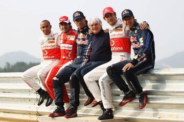 Ecclestone posa con Hamilton, Alonso, Webber, Button y Vettel.