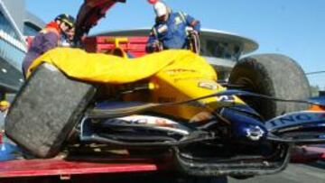 <b>INCIDENTE.</b> El español Fernando Alonso ha lamentado hoy "haber perdido dos horas" en los ensayos tras protagonizar un incidente, sin consecuencias físicas, en la segunda jornada de pruebas de Fórmula Uno en el circuito de velocidad de Jerez.