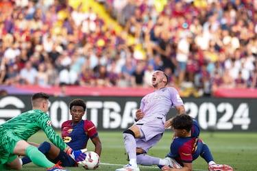 A pocos minutos del final del primer tiempo, Pau Cubarsí cometió penal sobre Alejandro Berenguer y el árbitro requirió asistencia del VAR para revisar la jugada.
EFE/Quique García