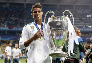 En 2011, Zinedine Zidane, entonces asesor del presidente Florentino P¨¦rez, qued¨® maravillado de las acciones de un joven defensa que brillaba en el Lens franc¨¦s. Se puso en contacto con ¨¦l y tras negociar con el conjunto del norte de Francia, R?ph?el Varane fichaba por el Real Madrid. De blanco estar¨ªa una d¨¦cada: en 2021 fue traspasado al Manchester United por cerca de 50 millones de euros. Dejaba atr¨¢s 360 partidos (17 goles) y se iba con 18 t¨ªtulos: cuatro Champions, tres Ligas, cuatro Mundiales de Clubes, tres Supercopas de Europa, una Copa y tres Supercopas de Espa?a.
