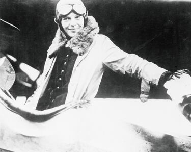 Amelia Earhart se convirtió en la primera mujer en realizar un vuelo transatlántico exitoso, como pasajera. El vuelo se realizó en el avión "Friendship", junto con el piloto Wilmer Stultz y el mecánico Louis Gordon. Despegaron de Trepassey Harbour, Terranova, y aterrizaron en Burry Port, Gales. Aunque no pilotó el avión, esta experiencia la convirtió en una celebridad.
