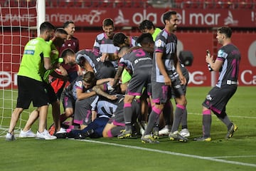 Los jugadores del equipo nazarÍ­ celebraron el ascenso a Primera