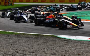 Salida perfecta de Carlos Sainz que consiguió aguantar a Verstappen. El madrileño incluso fue capaz de ganar casi un segundo en este inicio, donde Fernando Alonso perdió una plaza.