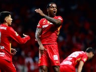 MEX1253. TOLUCA (MÉXICO), 14/12/2025.- Helio Nunes (d) de Toluca celebra un gol este domingo, en la final de la Liga MX entre Toluca y Tigres, en el estadio Nemesio Diez, en Toluca (México). EFE/Felipe Gutiérrez
